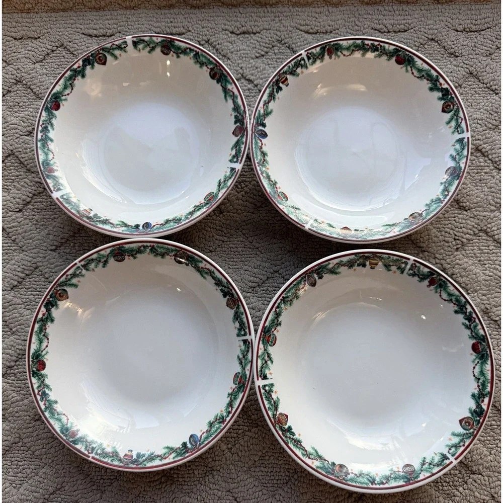 Set Of 4 FARBERWARE Soup/Cereal Bowls In The Holiday Treats Pattern